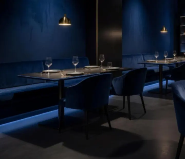 Wieczorna sala restauracyjna Strefa Veloria w ciemnej, eleganckiej aranżacji